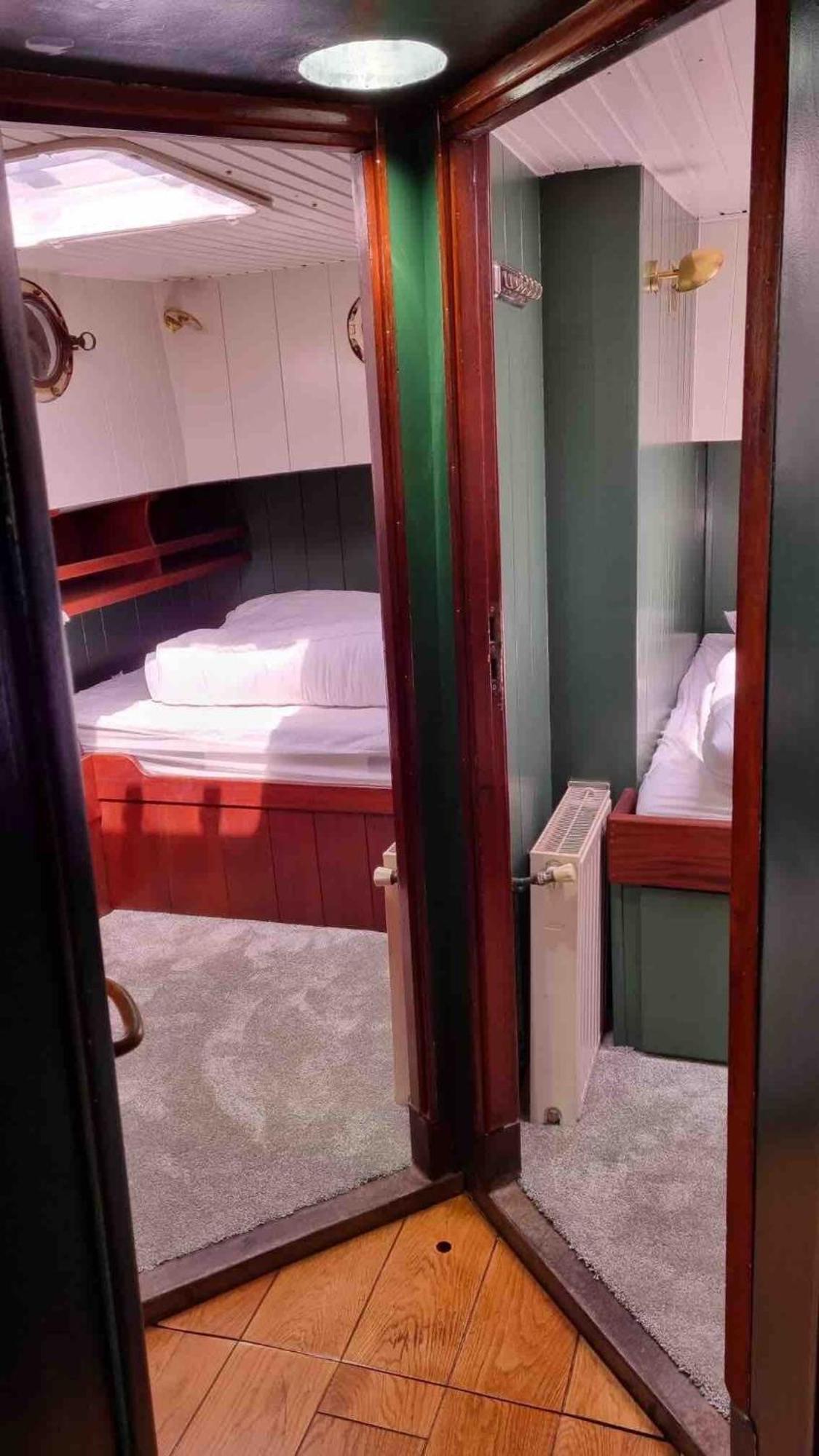 Une Peniche Dans Le Bassin À Flot Du Vieux Port La Rochelle  Extérieur photo